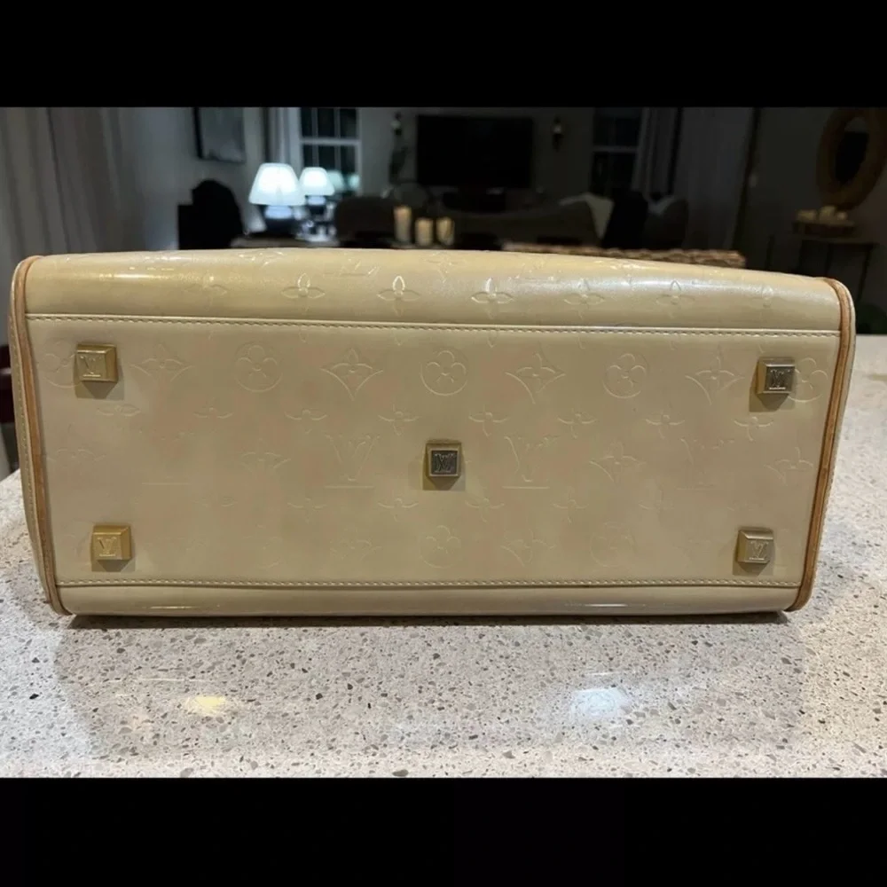 Louis Vuitton Tompkins Vernis BA0013 Elegant Cream and Tan Women's Handbag